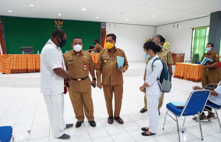 Pjs. Bupati Keerom Berhasil Bujuk Tenaga Medis Buka Palang Dinas Kesehatan 
